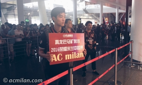 Aficionados agolpados en el aeropuerto de Shangai. Fuente: AC Milan