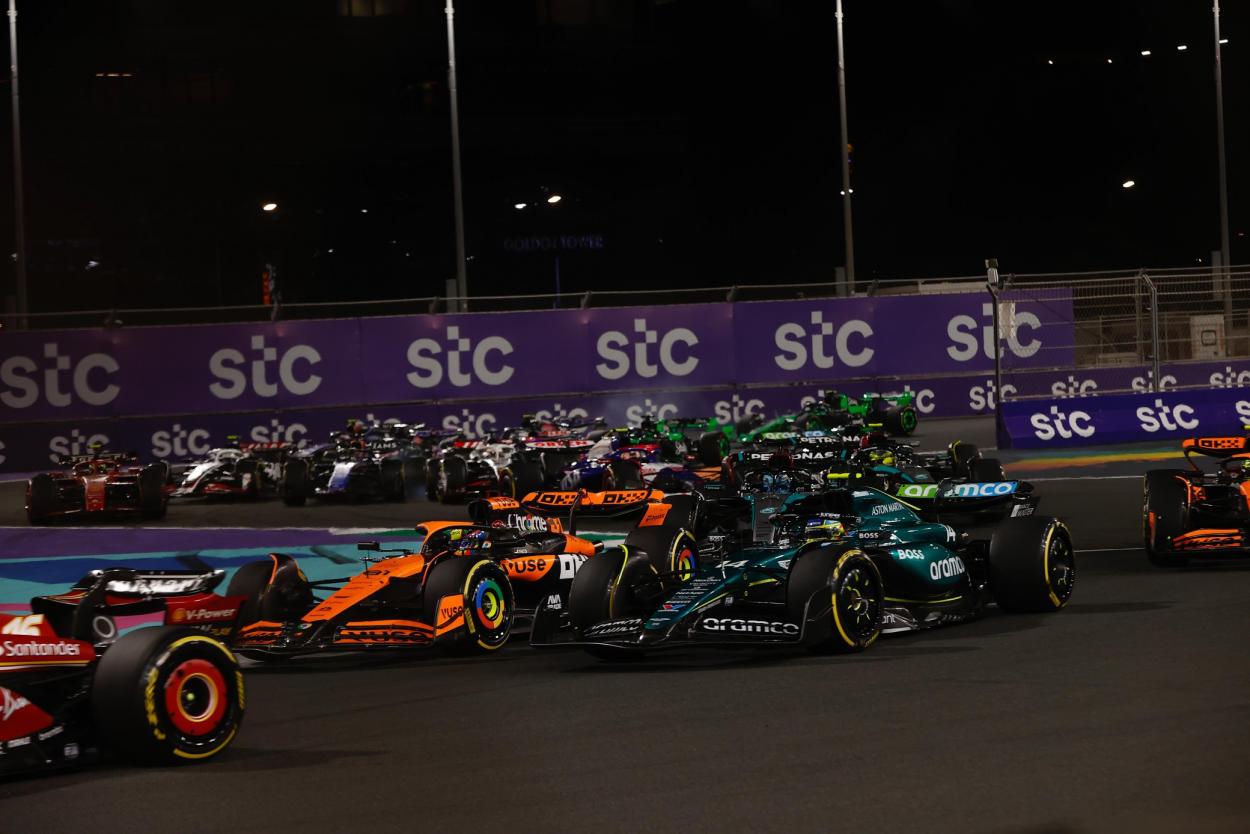 Piastri vs Alonso en Jeddah / @McLarenF1