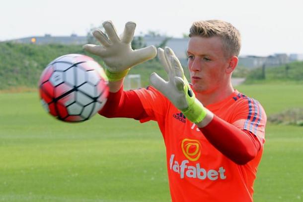 Pickford had his eye on the ball and proved sucessful | photo: the Chronicle Live