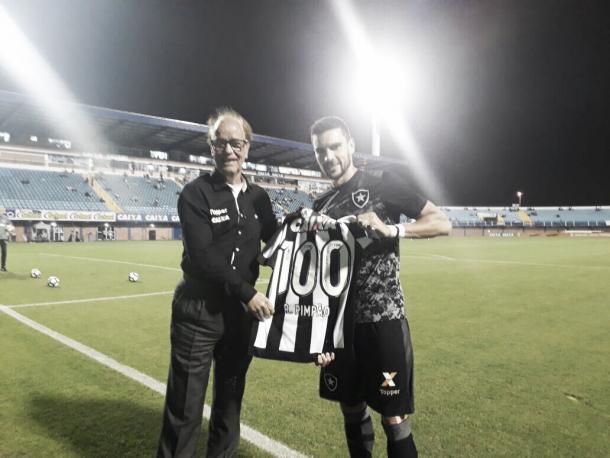 Rodrigo Pimpão recebe camisa em homenagem aos 100 jogos pelo Botafogo (Foto: Divulgação/Botafogo)