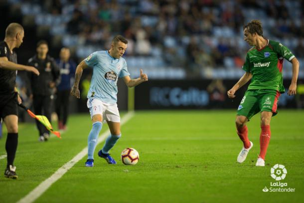 Aspas intenta regatear a Pina. / Foto: LaLiga