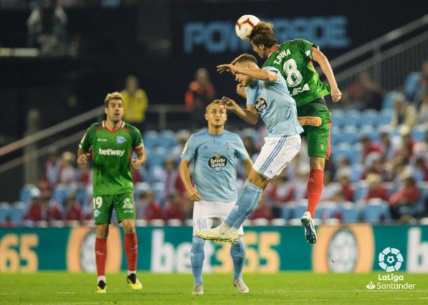 Pina pelea un balón con un jugador del Celta. / Foto: LaLiga