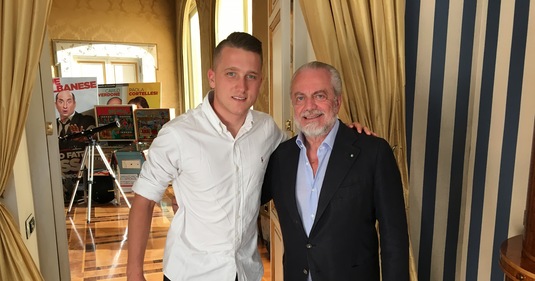 Zielinski posa con De Laurentiis, presidente azzurri. / Foto: sscnapoli.it