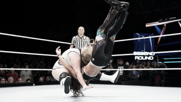 Niven advances. Photo-WWE.com