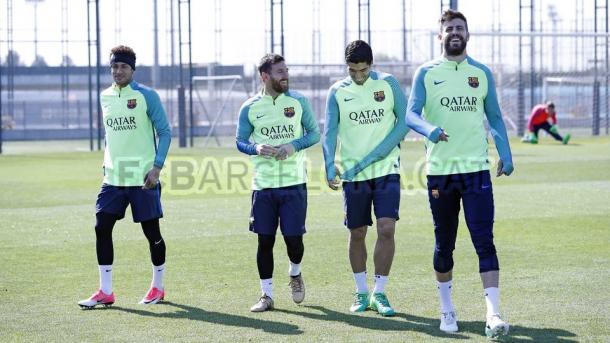 Neymar, Messi, Suárez e o suspenso Piqué no último treino do Barça antes da partida (Foto: Miguel Ruiz/FCB)