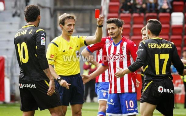 Pizarro Gómez muestra la cartulina roja en un encuentro | Foto: LFP