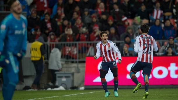 Brizuela y Pizarro celebrando el gol del 0-1. / Foto: chivasdecorazon.com.mx