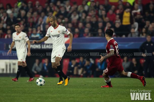Pizarro conduce el balón ante la atención de Coutinho | Foto: Fran Santiago (VAVEL)