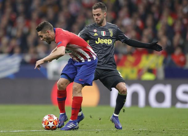Pjanic disputando el esférico con Koke | Foto: Atlético de Madrid