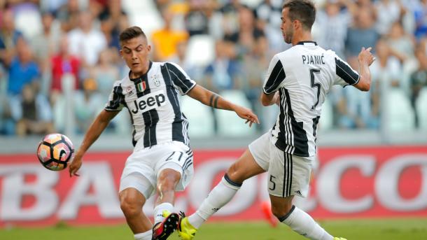 Dybala e Pjanic contro il Sassuolo. Il gol è del bosniaco. | Fonte immagine: goal.com