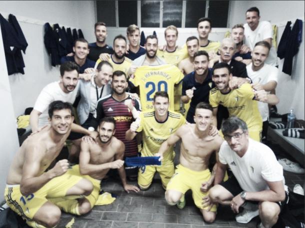 La plantilla del Cádiz CF apoyando a los lesionados | Foto: Cádiz CF