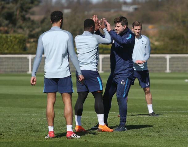 Mauricio en el último entrenamiento, divertido con sus jugadores. FOTO: @Spurs_ES