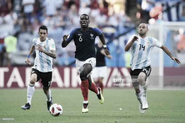 Pogba se lleva el cuero por potencia ante Mascherano y Di María / Fuente: Getty Images