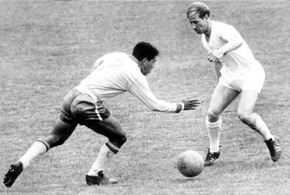 Contra o Brasil, Charlton acabou não brilhando e a Seleção Inglesa foi eliminada pelos brasileiros | Foto: Propper Foto/Getty