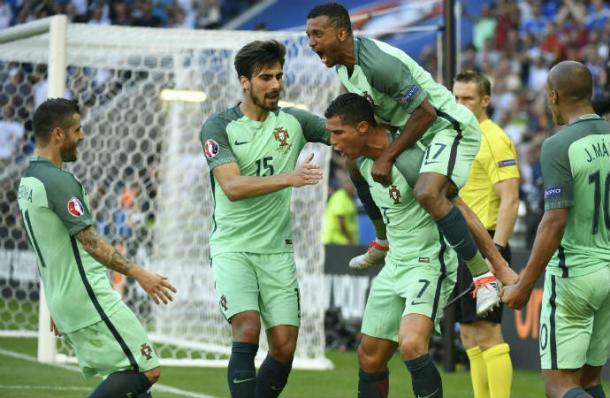 Portugal's squad don't seem to resent their star man | Photo: scoopnest.com