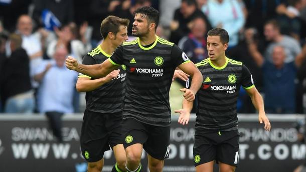 Costa celebrando uno de sus goles con sus compañeros | Foto: Premier League