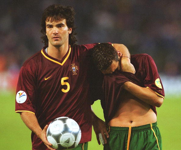 Fernando Couto e Sergio Conceição lamentam e eliminação na Euro 2000 (Foto: Lutz Bongarts/Bongarts/Getty Images)