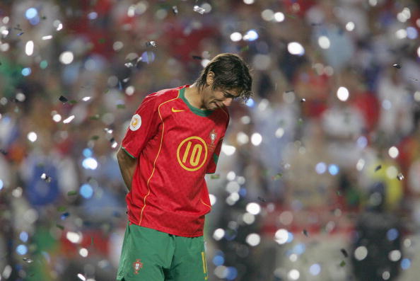 Rui Costa chora em meio ao papel picado da festa grega na final da Euro 2004 (Foto: François Guillot/AFP/Getty Images)