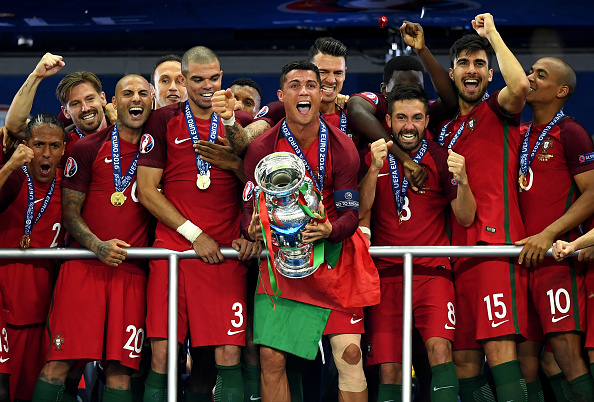 Capitão português, Cristiano Ronaldo levanta a taça como campeão (Foto: Matthias Hangst/Getty Images)