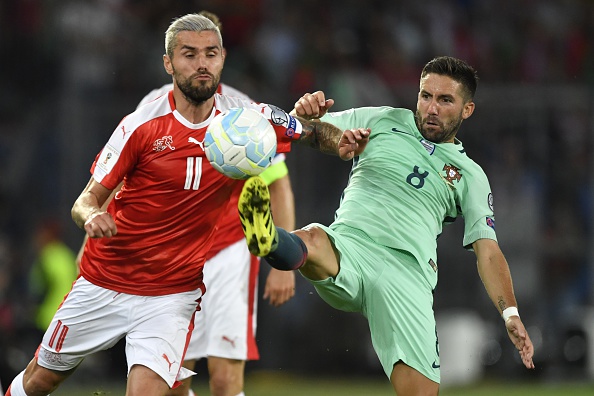Na ida, vitória dos suíços por 2 a 0 (Foto: Fabrice Coffrini/AFP/Getty Images)