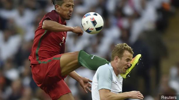 Alves y su brutal entrada sobre Kane. Foto: Reuters