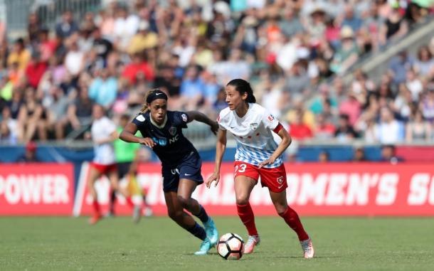 Jessica McDonald, North Carolina Courage (left), going one on one with Chicago's Christen Press (right) l Source: Chicagoredstars.com