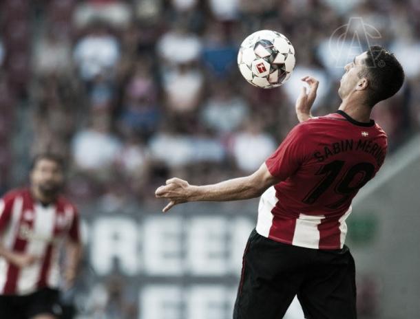 Sabin Merino trata de controlar un balón en el último partido de pretemporada | Foto: Athletic Club