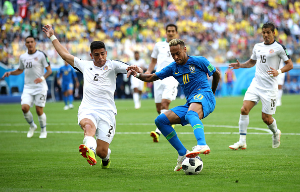 Neymar em jogada individual dentro da área ( Divulgação / GettyImages)