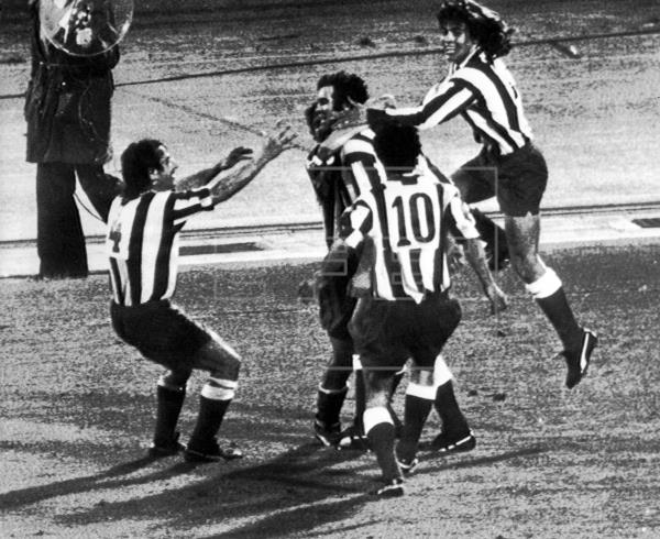 Luis Aragonés celebrando el primer gol en la historia del Vicente Calderón. Foto: VAVEL