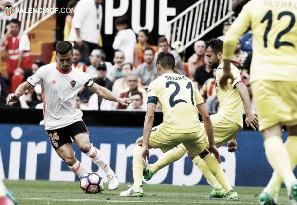 Acción de Gayá frente a varios amarillos en el partido de Mestalla I Foto: Valencia.com