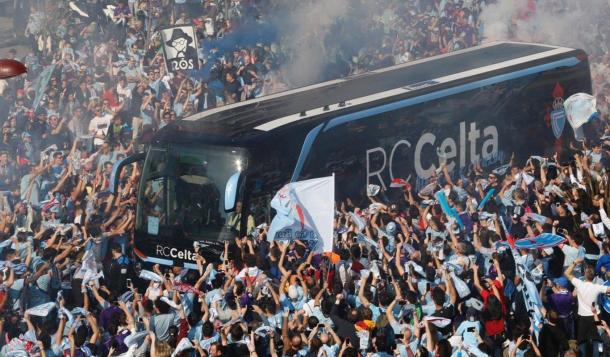 Aficionados del Celta reciben al bus del equipo | Fuente: Celta de Vigo