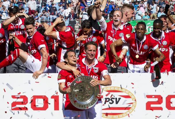 Los capitanes levantando el título de la Eredivisie | Foto: www.youfirstsports.com