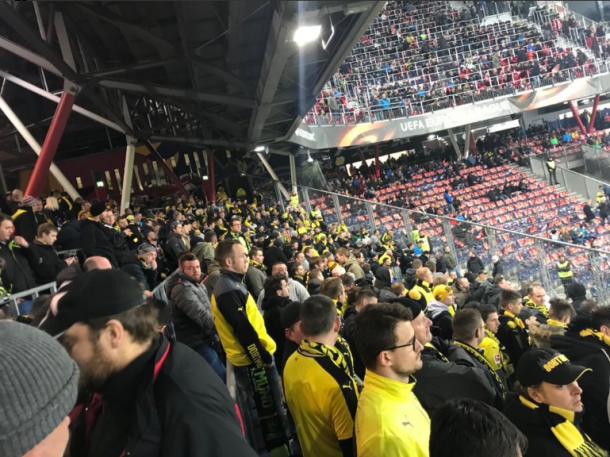 La afición del Borussia Dortmund en las tribunas del Red Bull Arena | Foto: @BVB