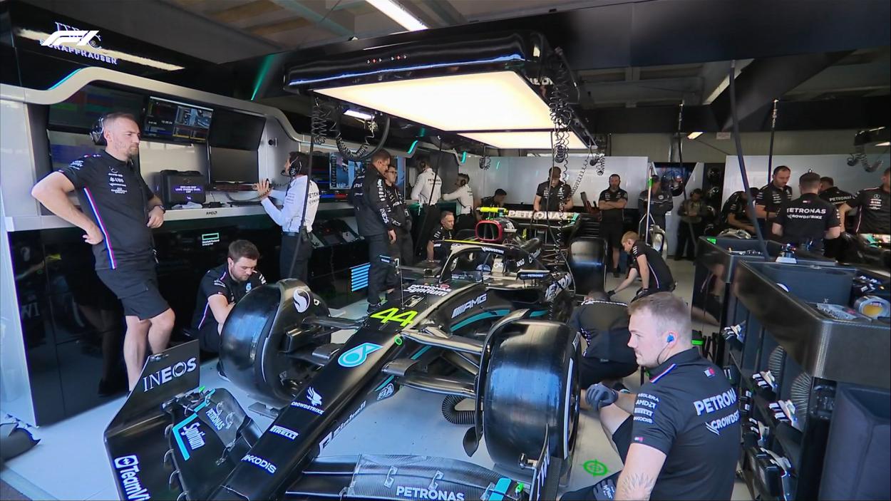 Mercedes trabajando en el coche de Hamilton / Fuente: Twitter @F1