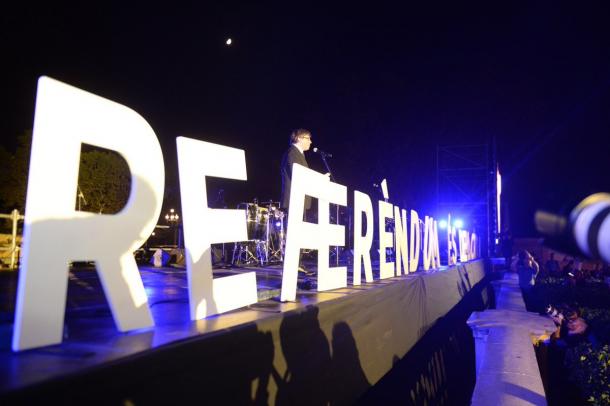 Carles Puigdemont hablando en el cierre de campaña del referéndum del 1-O | Foto: Twitter Junts pel Sí