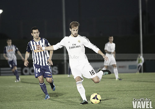 El zaguero disputando un partido con el Real Madrid Castilla / Foto:Vavel.com