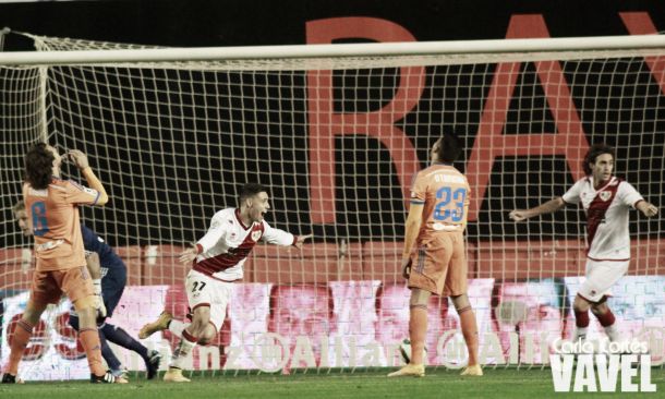 Álex Moreno celebrando su gol ante el Valencia | Fotografía: Carla Cortés