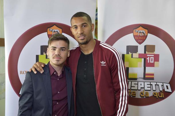 The pair pose for a photo after the apology | photo: asroma.com