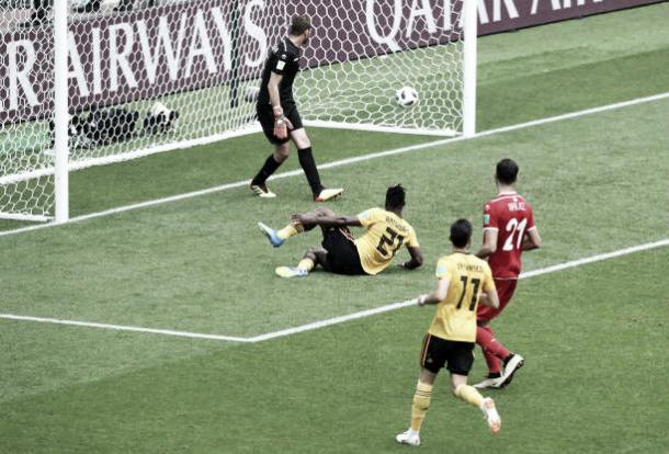 Batshuayi se estica e alcança a bola, marcando o quinto da Bélgica (Fonte:Getty Images)