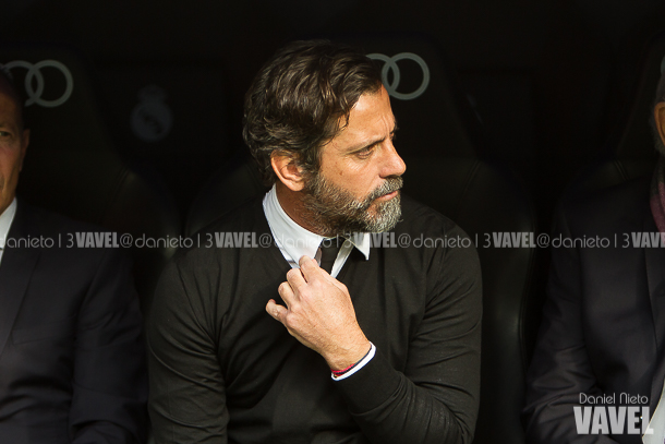 Quique Sanchéz Flores, técnico del Espanyol, en el banquillo del Santiago Bernabéu. | FOTO: Daniel Nieto - VAVEL