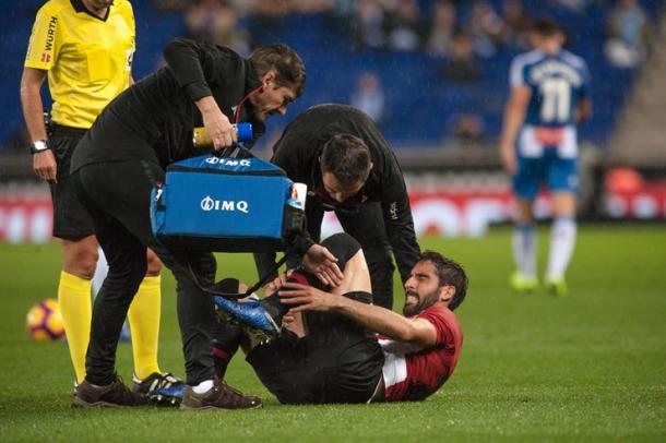 Raúl García atendido por los médicos | Fotografía: Athletic Club