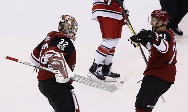 Annta Raanta celebrates with this teammate Derek Stepan. (Photo: arizonasports.com)