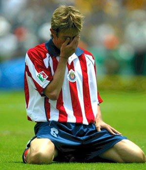 Rafael Medina al fallar un penal ante Pumas en el Apertura 2004 | Foto: www.futbolsapiens.com/