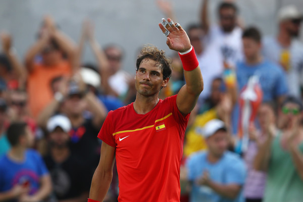 Rafael Nadal waves to the crowd following his second round victory over Seppi (Photo by Cameron Spencer / Source : Getty Images)