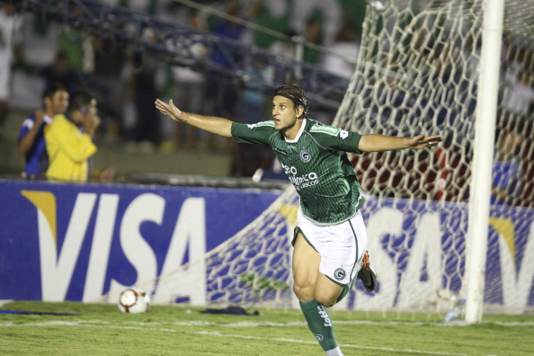 Rafael Moura comemora seu gol no jogo de ida da decisão (Foto: Carlos Costa/LatinContent/Getty Images)