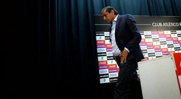 Ramón yéndose de River, tras una rueda de prensa explicando los motivos. Ganó 9 títulos como Dt en el Millonario (Foto: Polítivca en River).