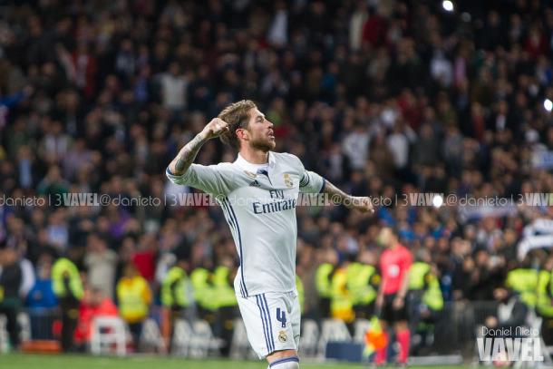 Ramos con el puño en el aire celebrando un gol / Daniel Nieto (VAVEL)