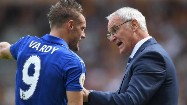 Ranieri charla con Jamie Vardy sobre el campo. Foto: premierleague