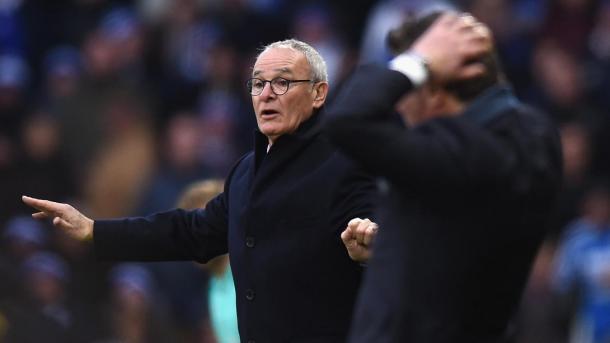 Ranieri dando instrucciones técnicas en la banda. Foto: premierleague