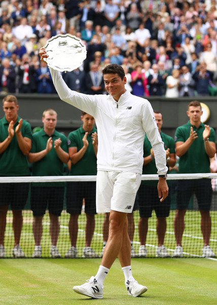 Raonic smiles at the crowd holding his Wimbledon runner-up trophy (Photo by Julian Finney / Source : Getty Images)